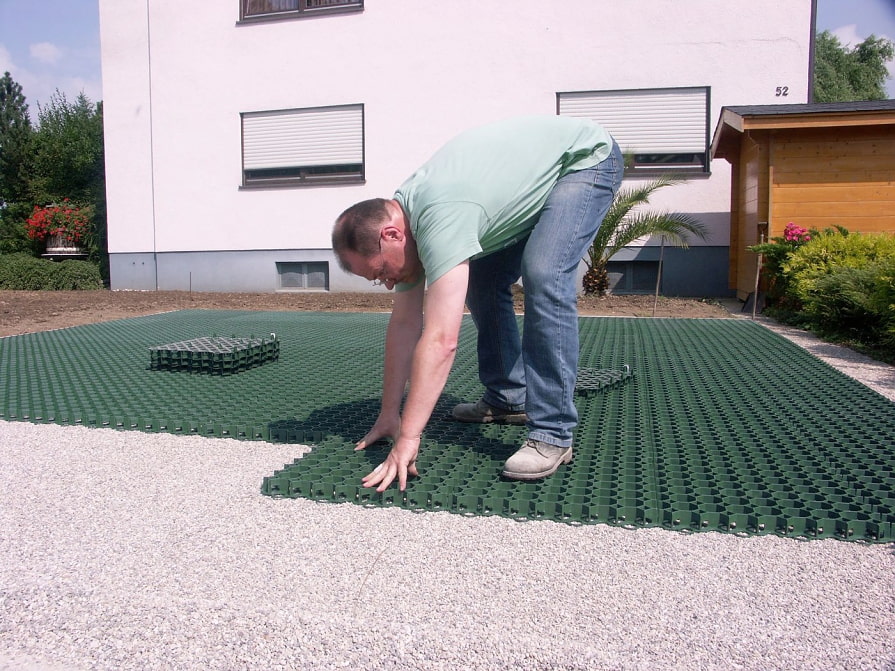 Položení zatravňovací dlažby na zeminu