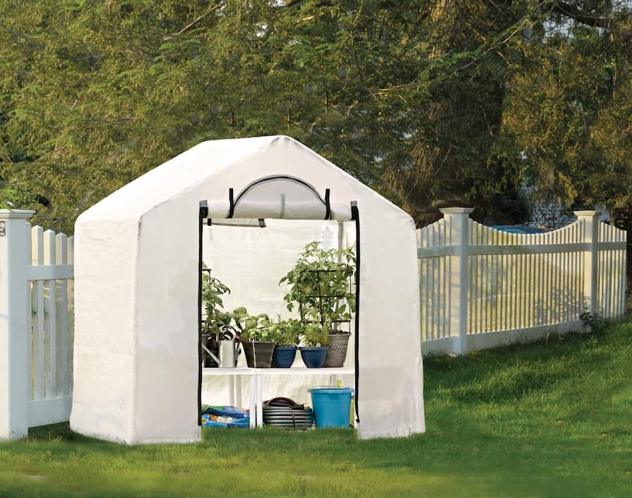 Malý fóliovník ShelterLogic 1,8×1,2 m na zahradě