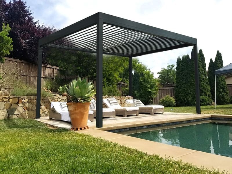 Bioklimatická pergola LanitPlast Solo Bioclimatic vedle bazénu