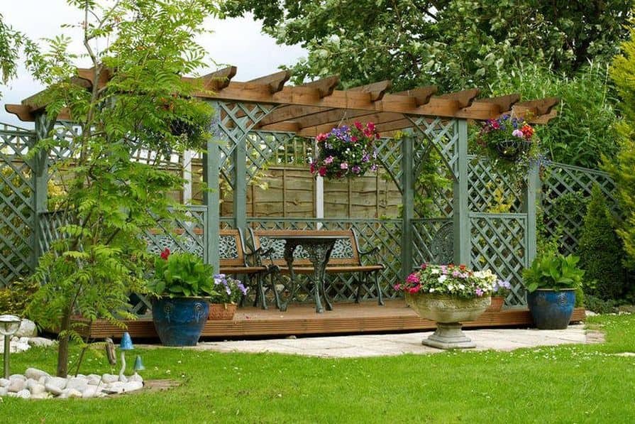 Dřevěná pergola se zelenou treláží