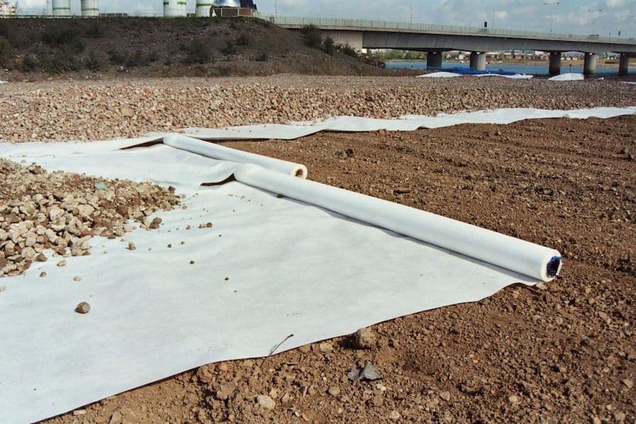 Netkaná geotextilie použitá při výstavbě příjezdové cesty