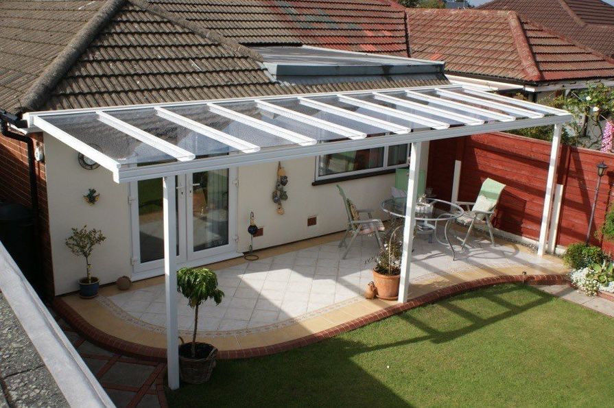 Pergola u zdi domu zastřešená plexisklem