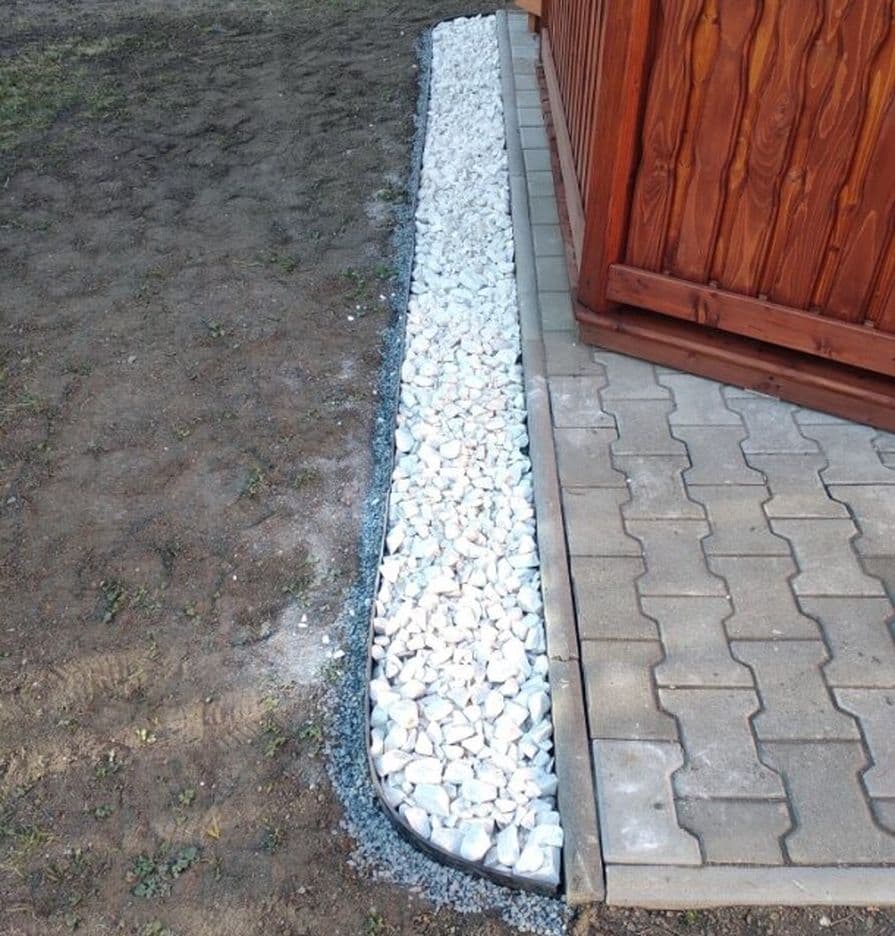 Plastový obrubník kolem štěrkového náspu