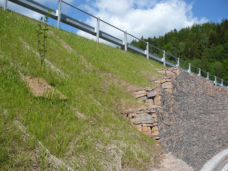 Protierozní jutová síť zpevňující svah u silnice