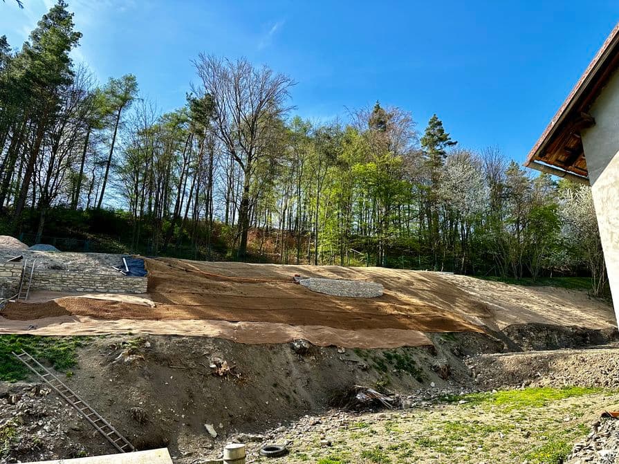 Protierozní rohože a sítě na svahu (realizace 2023)