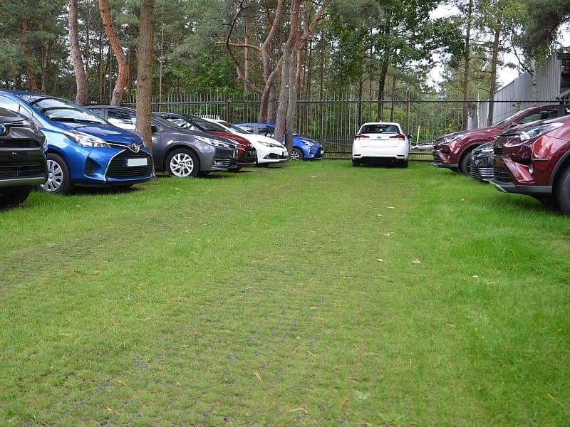 Zatravňovací dlažba použitá pro tvorbu parkovacího stání