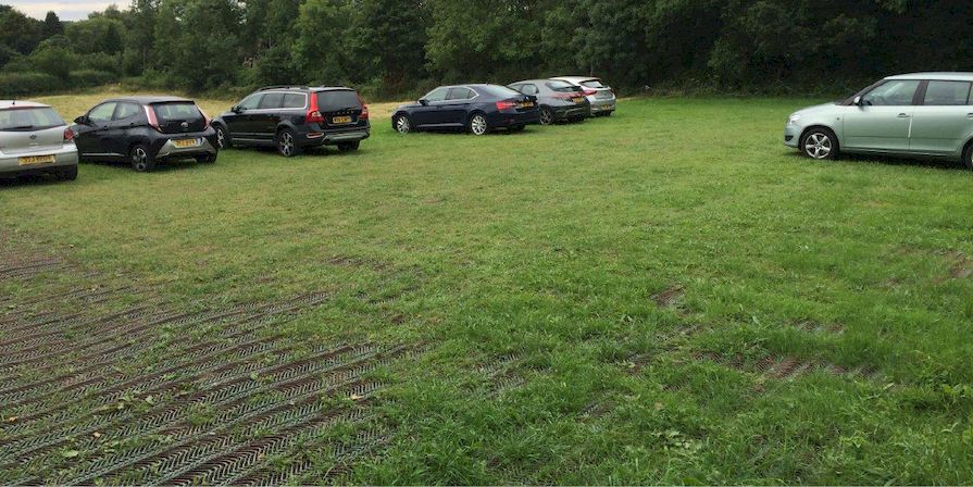Zatravňovací rohož použitá při tvorbě dočasného parkovacího stání pro osobní automobily